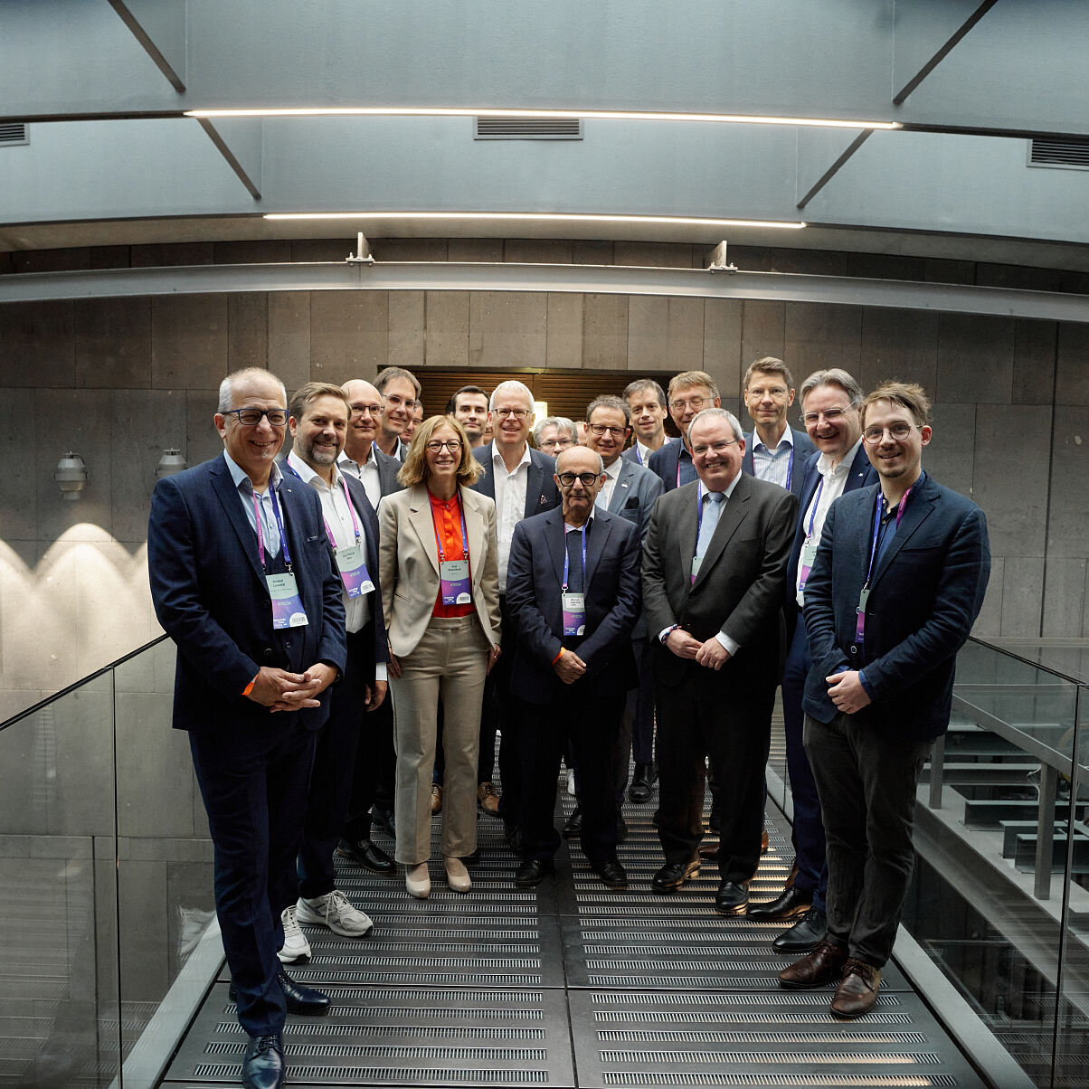 Gruppenfoto: Industrielle Wertschöpfungsketten im globalen Wettbewerb 