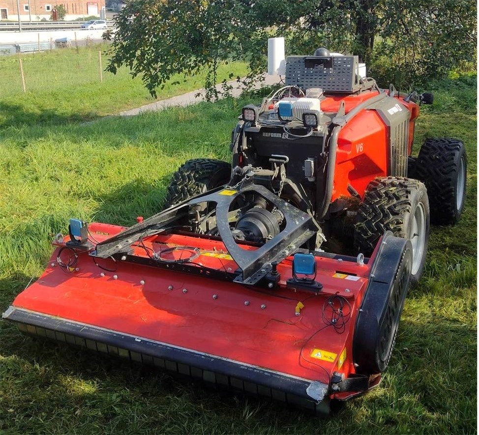 Foto: Autonome Arbeitsmaschinen: Mähroboter für die Pflege von Straßenböschungen 