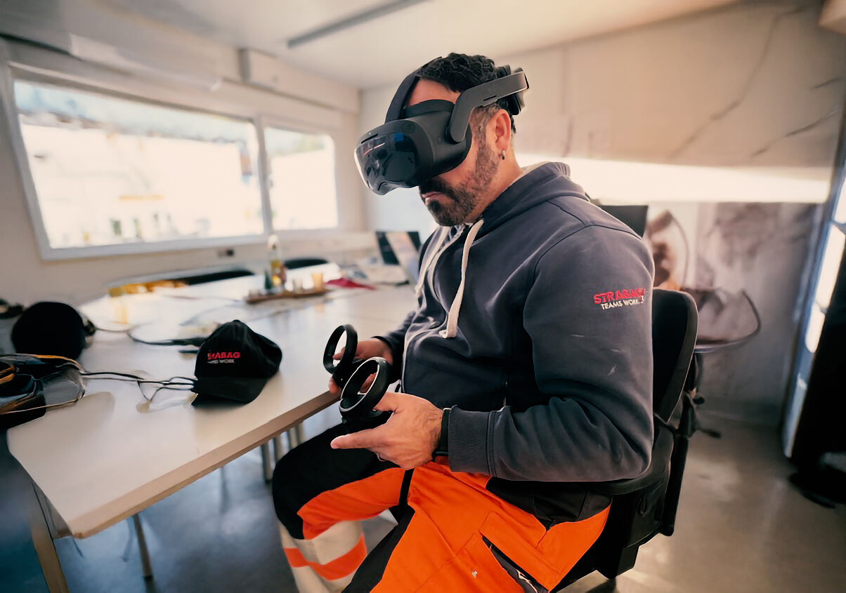 STRABAG-Mitarbeiter-mit-VR-Headset